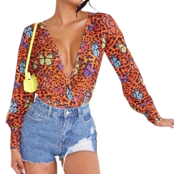 PRETTYLITTLETHING Multi Jersey Butterfly Printed Plunge Bodysuit - Picture 7 of 7